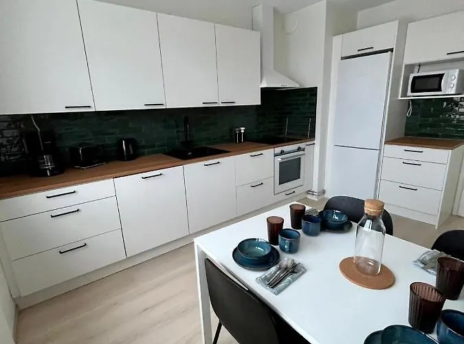 Ylimmaen Kerroksen Tilava Kolmio Jokinaekymaellae Apartamento